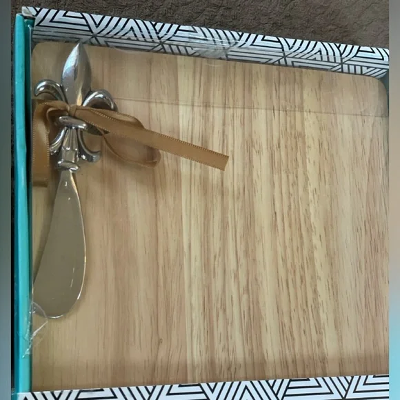 Wood Cheese Board & Spreader (8.8 x 7 in) - Picture 9 of 12
